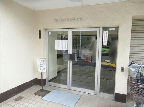 東中野フレンドマンションエントランス１｜エントランスは桃李沿いに分かりやすい形であります。
