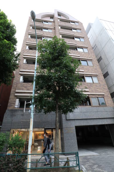 ファミールグラン神宮外苑前外観1｜ファミールグラン神宮外苑前は、外苑西通り沿いにある9階建てのマンションです。