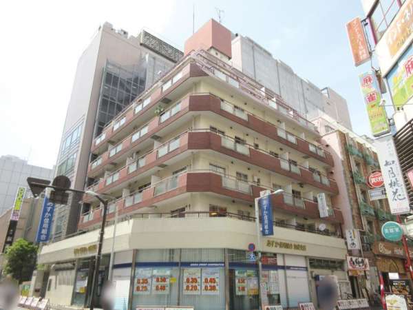 ＧＳハイム池袋外観１｜ＧＳハイム池袋は昭和５３年築、８階建てのマンションです。池袋駅から近く、サンシャイン６０通りを少し入った立地です。周辺は繁華街なので飲食店やショップが多くあります。