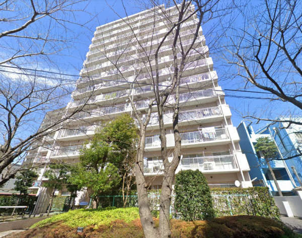 距離を少し近づけたアングルで、バルコニーの連なりが明るいリズムを作っています。植栽の緑が柔らかくフレームに入り、ペット飼育可のマンションらしい生活のゆとりが想像しやすいです。建物と周辺の空間のとり方に余裕があり、穏やかな日常に適しています。