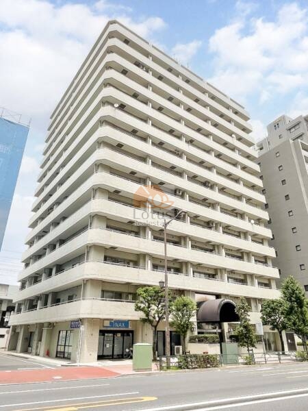 ライオンズマンション練馬 (6)｜ライオンズマンション練馬は、目白通りに面した立地で、ベージュ系のタイル貼り外壁が特徴的な14階建のマンションです。駅徒歩5分圏内の利便性ある立地にあります。