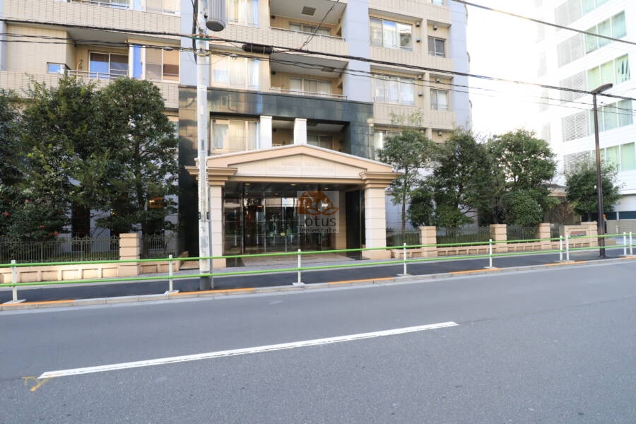 ファミールグラン西麻布パークアヴェニューエントランス｜テレ朝通り沿いの高台に立地し、広尾駅、麻布十番駅、六本木駅が利用可です。有栖川公園、六本木ヒルズも徒歩圏内です。