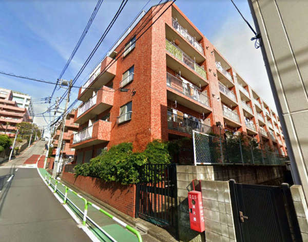 シャンボール目白外観４｜シャンボール目白は昭和５１年築、５階建てのマンションです。学習院下駅、雑司ヶ谷駅が徒歩５分圏内、目白駅、高田馬場駅は徒歩１５分圏内です。