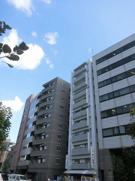 パボレアール四谷外観１｜パボレアール四谷は昭和４７年築、１１階建てのマンションです。靖国通り沿いに立地します。曙橋駅から徒歩１分です。四谷三丁目駅、市ヶ谷駅も利用可です。