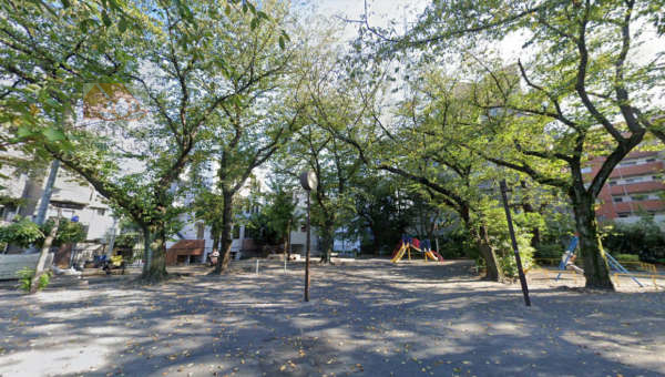 駒込東公園｜エントランス前には区立駒込東公園があります。桜の木があり、春はきれいです。滑り台などの遊具があります。段差のある公園です。