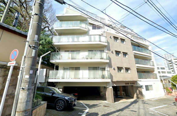 メゾン赤坂外観１｜メゾン赤坂は昭和４４年築、７階建てのマンションです。高台の閑静な住宅地に立地します。赤坂、乃木坂、六本木が徒歩圏内です。