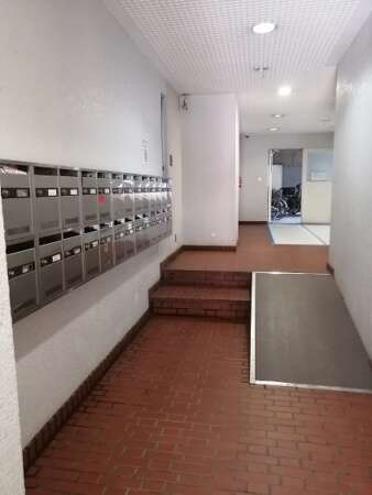 巣鴨第２ＳＹマンション共用部 (1)｜エントランスホール内には段差がありますが、スロープが取り付けられてました。