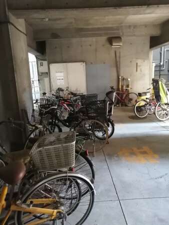 巣鴨第２ＳＹマンション共用部 (10)｜エントランスホール先には駐輪スペースがあります。