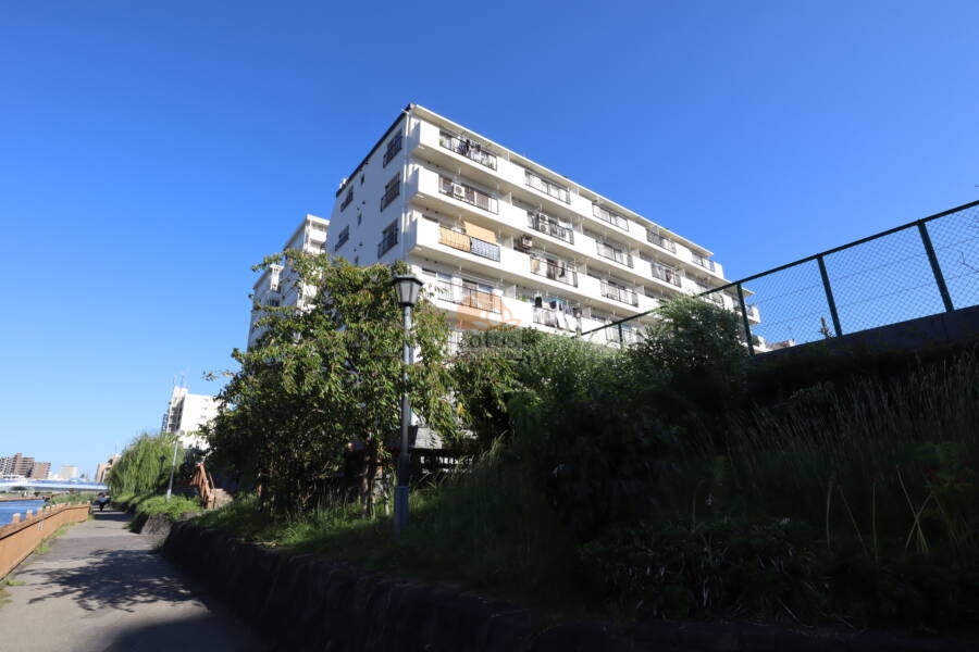 エンゼルハイム扇橋外観1｜エンゼルハイム扇橋は昭和６０年築、７階建てのマンションです。小名木川沿いに立地します。