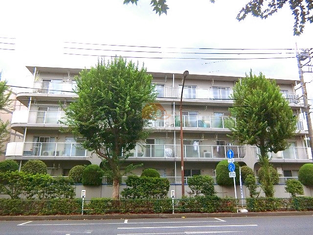 メゾン西永福の南側外観。方南通り沿いに建ち、植栽と歩道の緑が調和する落ち着いた街並みに馴染んでいます。4階建・総戸数16戸の低層レジデンスです。メゾン西永福は昭和５２年築、４階建てのマンションです。エレベーターはありません。