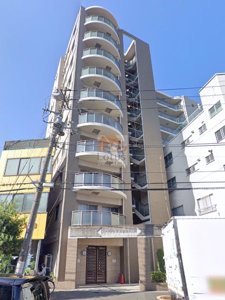 Ｄ＇クラディア葛飾親水公園は平成１７年築、１０階建てのマンションです。縦に伸びたアーチ型のバルコニーが連なり、スタイリッシュで印象的なファサードデザインです。通り沿いにしっかりとした門構えがあり、プライバシーと安心感を演出しています。