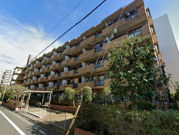ライオンズマンション千歳船橋マンション外観１｜ライオンズマンション千歳船橋は昭和６０年築、５階建てのマンションです。エントランス前にバス停「宝性寺」があります。