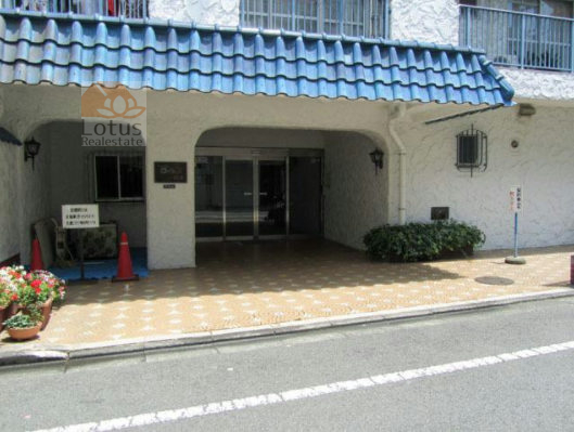 マンションＶＩＰ新宿柏木エントランス４｜外壁は白く、屋根には青い瓦が使われており、クラシックな雰囲気です。