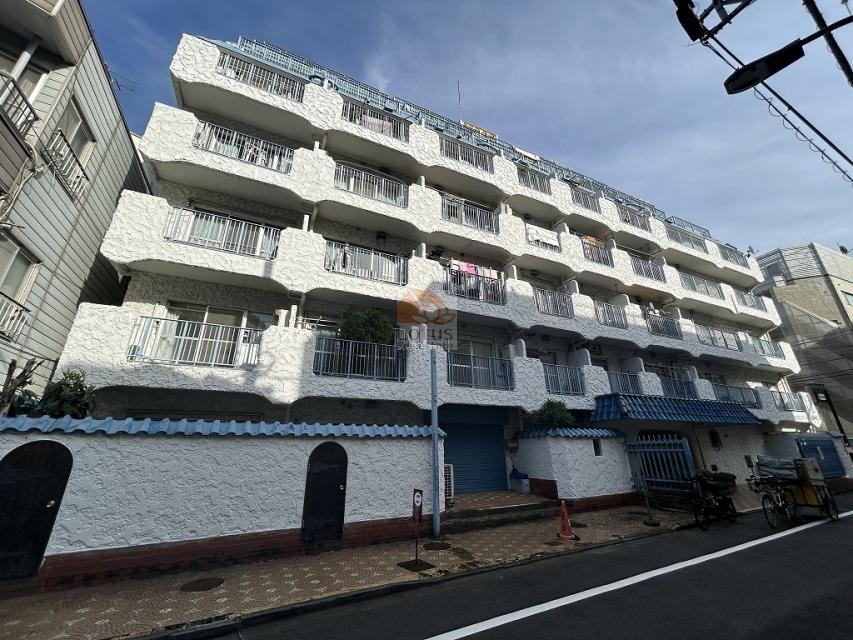 マンションＶＩＰ柏木は、白い塗装と連続するバルコニーが街路に面して並び、通行音が一定の距離で感じられる外観です。