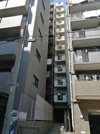 巣鴨第２ＳＹマンション外観 (1)｜ごみ置き場側からも建物への出入りができます。防犯カメラの設置があります。