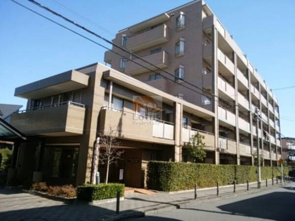 藤和シティホームズ千歳烏山外観３｜藤和シティホームズ千歳烏山は平成７年築、６階建てのマンションです。千歳烏山駅から徒歩１０分圏内です。