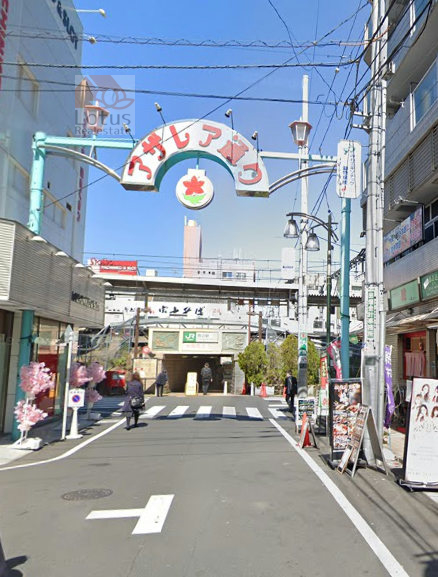 駒込駅前アザレア通り｜駒込駅東口をでるとアザレア通りがあります。飲食店、コンビニ、ドラッグストアなどあります。