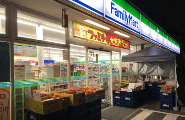 ファミリーマート 東京成徳学園前店600