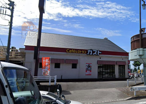 ガスト 谷原店｜「ガスト 谷原店」まで歩道橋を渡って徒歩４分です。駐車場があるので車ですっと入れます。座席にコンセントがありました。