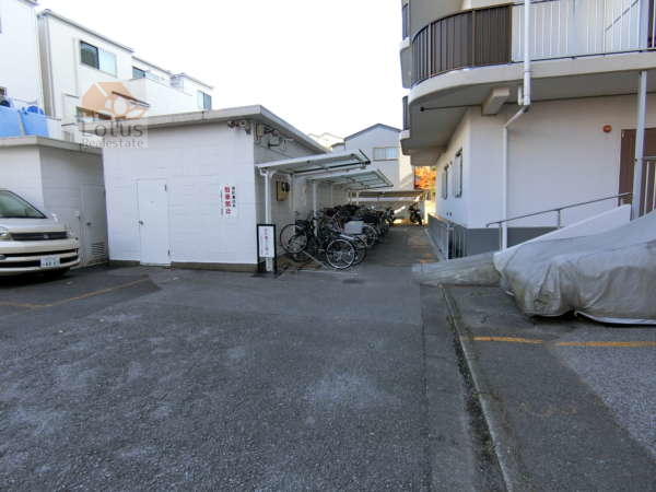 五反野第２スカイハイツ外観共用部5｜駐輪スペースは入ったところに区分けされています。