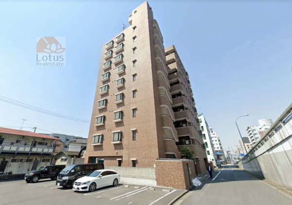 ライオンズマンション亀戸蔵前橋通り外観５｜ライオンズマンション亀戸蔵前橋通りは昭和６２年築、９階建てのマンションです。北側に蔵前橋通りがあります。