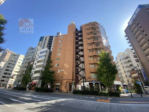 初穂マンションひがし京橋外観４｜初穂マンションひがし京橋は昭和５５年築、レンガ色タイル張りの１０階建てのマンションです。