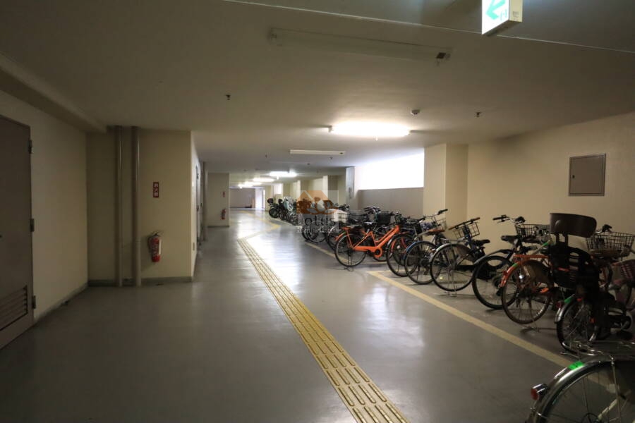 ライオンズマンション乃木坂共用部7｜地階に相当する部分に駐輪場・バイク自転車置き場・ゴミ置き場があります。