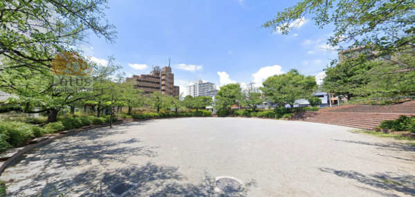 青井ふれあい公園｜「青井ふれあい公園」まで徒歩４分です。中央の広場を囲むように桜の木があります。