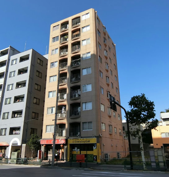 サンハイツ高橋外観１｜サンハイツ高橋は昭和５５年築、９階建てのマンションです。清澄通り沿いにリッチします。森下駅、清澄白河駅が利用可です。