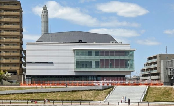 赤羽体育館｜目の前に「赤羽体育館」があります。隅田川沿いに立地し、テラスをおさんぽできます。