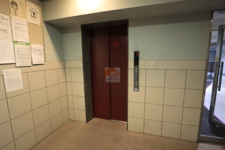 ライオンズマンション乃木坂共用部14｜エレベータシャフトは２本あります。総戸数の割にはかなり豪華ではないかと感じました。