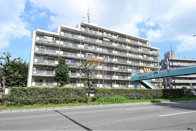 用賀パークハイツ外観１｜用賀パークハイツの外観。環八通りに面した南西向きの配置で、日照条件に恵まれています。白を基調とした外壁と整ったバルコニーが特徴です。