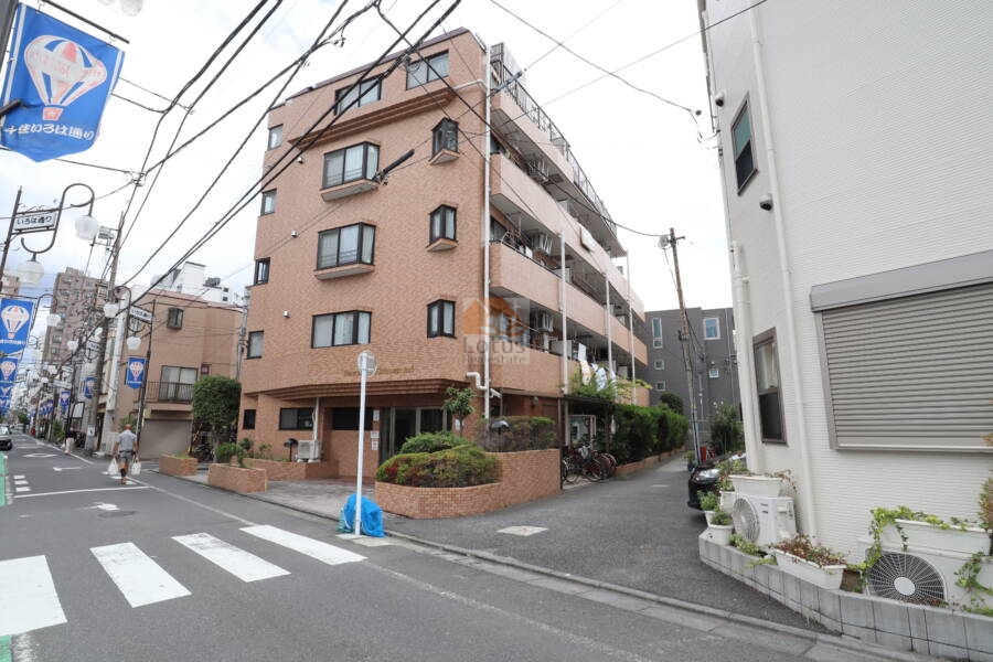 ライオンズマンション北千住第５外観1｜ライオンズマンション北千住第５は平成３年築、５階建てのマンションです。