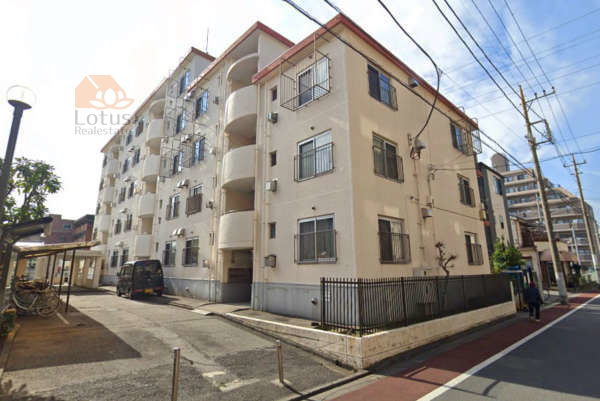 エミネス北綾瀬外観２｜エミネス北綾瀬は昭和５５年築の５階建てです。エレベーターはありません。北綾瀬駅から徒歩１０分圏内にあり、周辺は閑静な住宅街です。