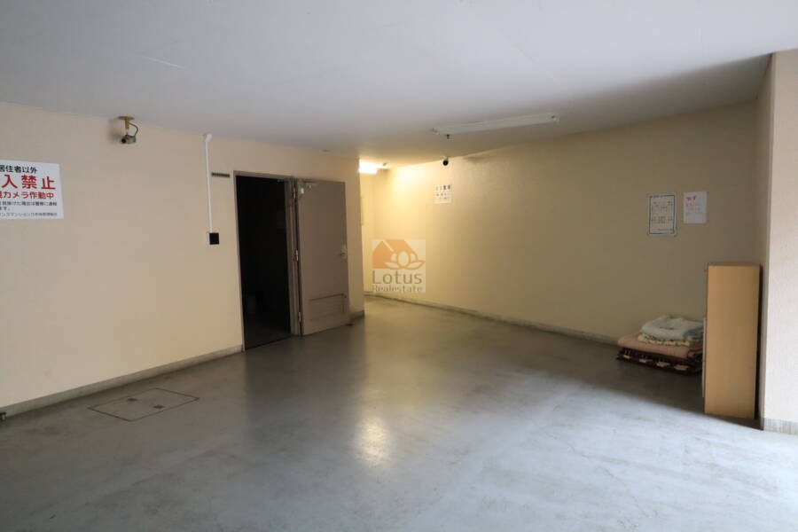 ライオンズマンション乃木坂共用部12｜ゴミ置き場はこちらです。地階の駐車場を応談するかたちで、けっこうながいスペースを歩きます。