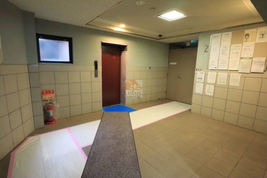 ライオンズマンション乃木坂サブエントランス（２階）2｜２回部分のエレベータホール