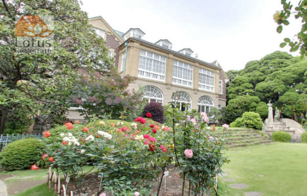 小日向ハイツ-鳩山御殿１｜鳩山会館は、通称音羽御殿として知られ、内閣総理大臣を務めた鳩山一郎の邸宅を記念館として一般に公開したものです。モダンな洋館とバラのある庭園が素敵です。