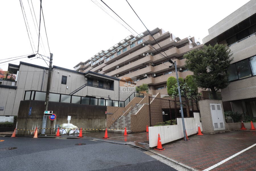 ライオンズマンション乃木坂外観2｜ライオンズマンション乃木坂は平成10年築、9階建てのマンションです。乃木坂駅、赤坂駅、六本木駅、青山一丁目駅などが利用可です。