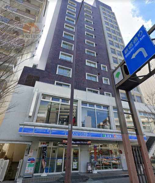 ニューハイム坂町は昭和４９年築、１３階建てのマンションです。靖国通り沿いにあります。都営新宿線「曙橋」駅から徒歩４分です。１階に「ローソン新宿坂町店」が入っています。