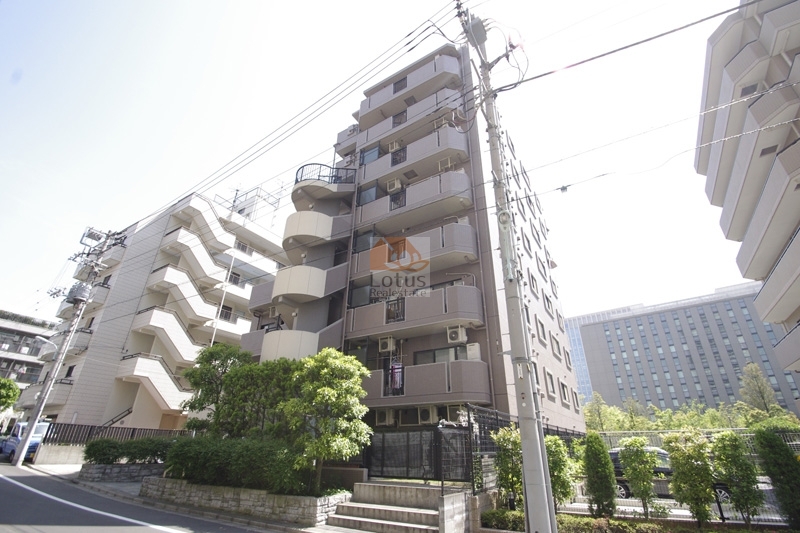 マイキャッスル門前仲町古石場イーストの外観。8階建てのブラウン系の外壁で、道路に面した正面には植栽が施され、マンション全体に落ち着いた印象がありました。マイキャッスル門前仲町古石場イーストは、平成12年築、8階建てのマンションです。