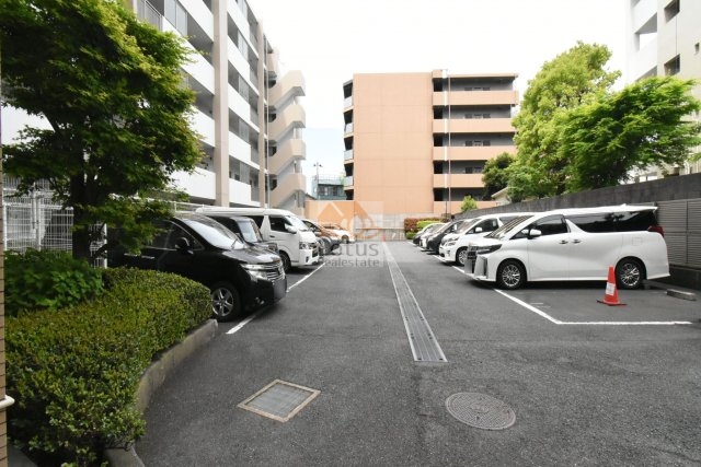 ライオンズガーデン亀戸イーストアクエア駐車場｜敷地内に駐車場が完備されています。2段式の駐輪場は、限られたスペースでも多くの自転車を効率的に収容することができます。