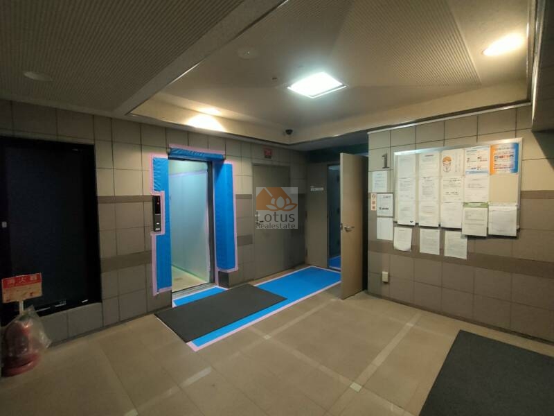 ライオンズマンション乃木坂共用部6｜これは１階のエレベータホールでした。各居室には鉄扉を開けて進むことになります。