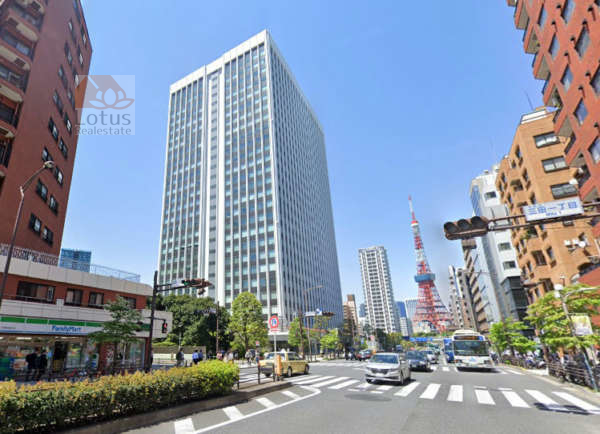 サニークレスト三田-周辺１｜マンション前にはオフィスビル「三田国際ビル」があります。三田通りからは正面に東京タワーが見えます。東京タワーまで徒歩１５分くらいです。