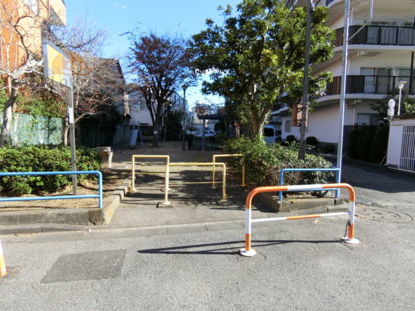五反野第２スカイハイツ外観共用部3｜裏手に「青井二丁目児童遊園」があります。