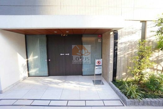 グランウィッシュ浅草ＥＡＳＴエントランス２｜エントランスは建物の北側にあり、シンプルでモダンなデザインです。