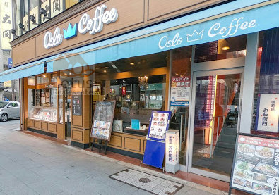 オスロコーヒー 麻布十番店｜駅前には「オスロコーヒー 麻布十番店」さんがあります。コーヒー美味しいです。パンケーキやケーキ、サンドイッチなどあります。