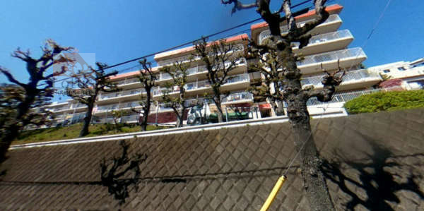 成城ハウス外観２｜世田谷通り沿いの高台に立地します。