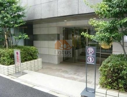 フォルム四谷外苑東エントランス｜外苑東通りに立地します。