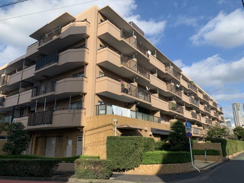 ドルミ中野弥生町外観１｜ドルミ中野弥生町は、昭和５８年築、ベージュ系タイル張りの５階建てマンションです。
