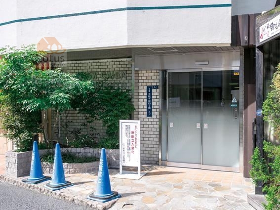 ニュー外苑ハイツ1｜北参道駅から徒歩１分の明治通り沿いの立地です。